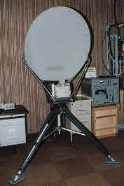 Bild: Eine Satellitenschüssel im improvisierten Technikraum - betend finden wir zu dem, der uns trägt und hört: Gott, unseren Schöpfer