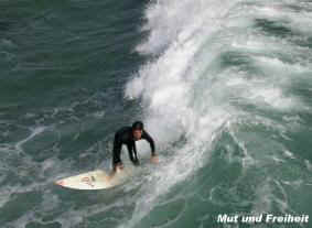 'Mut und Freiheit' zeigt dieses Bild des Surfers in den Wellen ...
